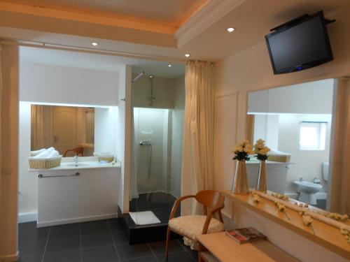 a bathroom with a shower and a sink and a mirror at São Gonçalo - Alojamento in Azeitao