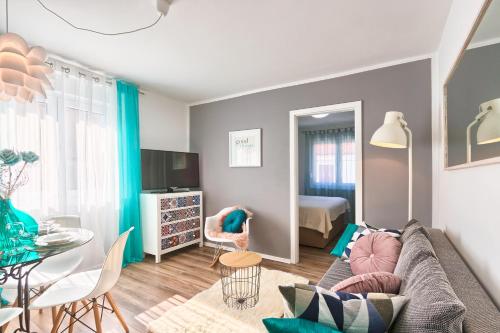 ein Wohnzimmer mit einem Sofa und ein Zimmer mit einem Bett in der Unterkunft Apartment Sweetie center Pula with FREE PARKING - Hedone Amphitheater in Pula