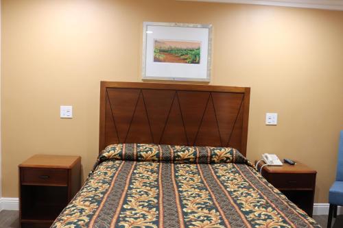 Una cama o camas en una habitación de Fullerton Lodge