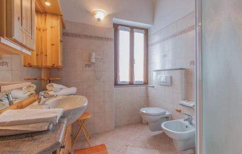 a bathroom with a sink and a toilet at APPARTAMENTO Villa Isabella in Bianzone