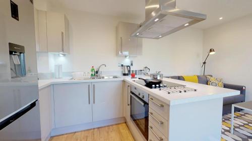 A kitchen or kitchenette at NIKSA Serviced Accommodation - Welwyn Garden City Business Park