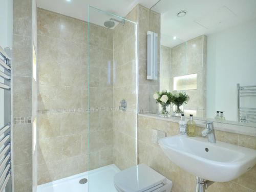 Destiny Scotland - St Andrew Square Apartments tesisinde bir banyo