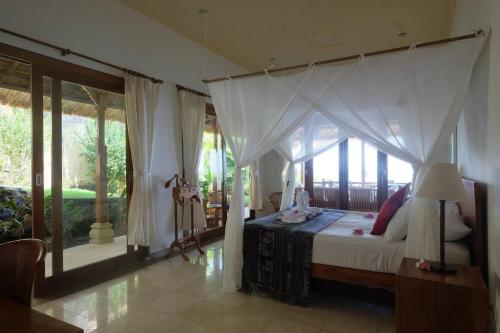 艾湄湾Private Luxury Villa Celagi - with large infinity pool and ocean view的带天篷床的卧室