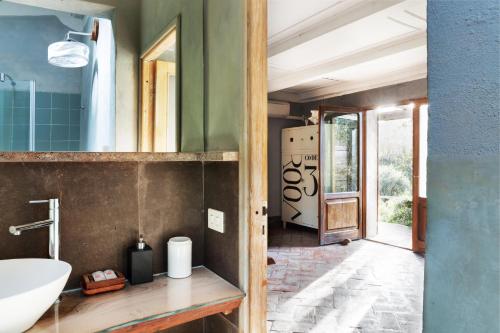 a bathroom with a sink and a mirror at Agriturismo San Martino in Montepulciano