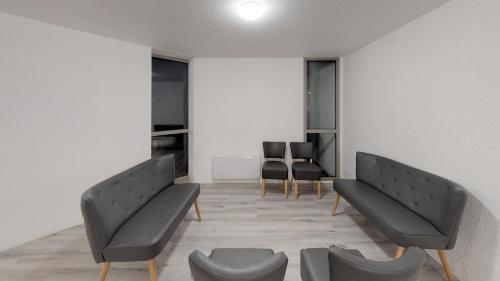 a waiting room with two benches and chairs at Hôtel du stade ex Kyriad Direct Lille Est Stade Pierre Mauroy in Villeneuve d'Ascq