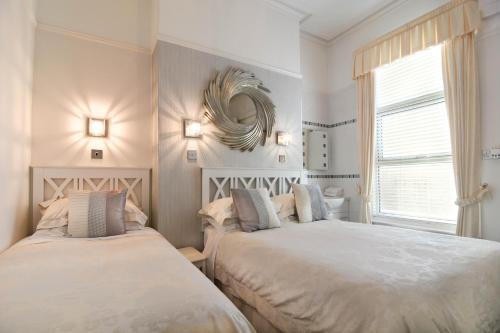 Кровать или кровати в номере Clifton Villa - Southport