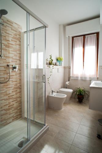 a bathroom with a glass shower and a toilet at La Residenza di Bacco in Cannara