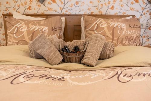 een mand gevuld met pennen op een bed bij B&B "de Kleine Vesting" in Elburg