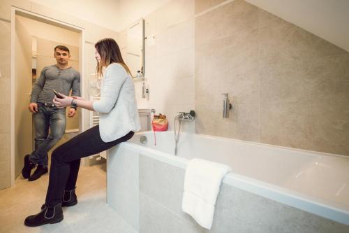 een man en een vrouw die in een badkamer staan bij Kings Residence in Praag