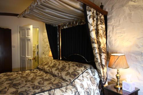 Ένα ή περισσότερα κρεβάτια σε δωμάτιο στο The Oxenham Arms Hotel Devon