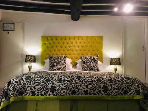 Ένα ή περισσότερα κρεβάτια σε δωμάτιο στο The Oxenham Arms Hotel Devon