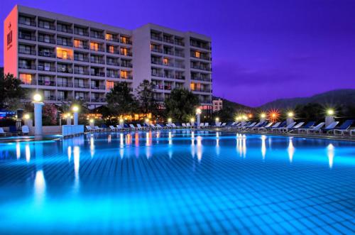 Het zwembad bij of vlak bij Tusan Beach Resort - All Inclusive