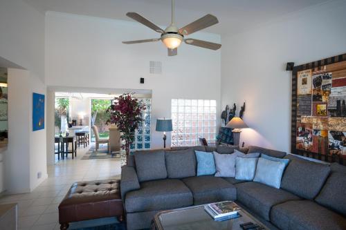 Χώρος καθιστικού στο Sundance Villas by Private Villa Management