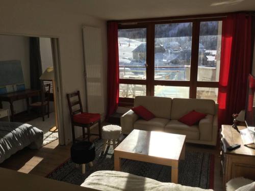 un salon avec un canapé et une table dans l'établissement Chaleureux 3 pièces 50m² plein sud avec grande terrasse au pied des pistes à Isola 2000, à Isola 2000