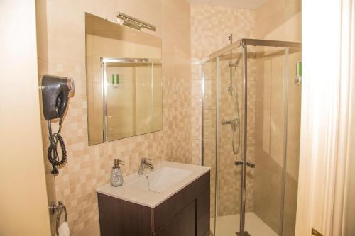 un baño con lavabo y ducha en Pension Internacional, en Córdoba