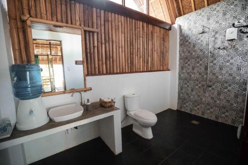 Bathroom sa Ferra Resort Siargao