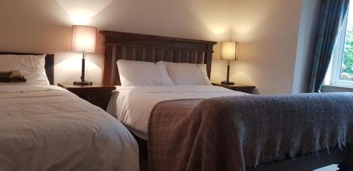 Кровать или кровати в номере Ethan House