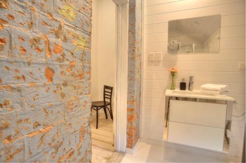Ένα μπάνιο στο French Cottage Beechworth with stunning Alfresco Garden