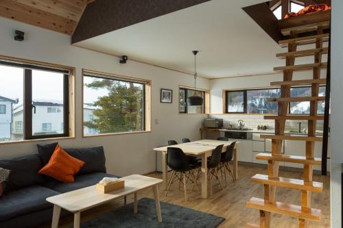 uma sala de estar com um sofá e uma mesa em Harvest House Nozawa em Nozawa Onsen