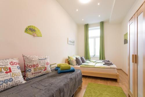 Zona d'estar a Bright Red Heart Apartment in Leopoldstadt