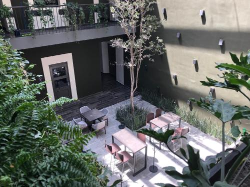an overhead view of a patio with chairs and tables at Hotel Isabel in Puebla