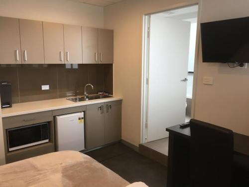 A kitchen or kitchenette at MEDISTAY