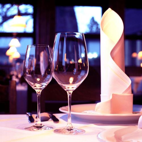 two wine glasses sitting on top of a table at Parkhotel "Am Schänzchen" in Andernach