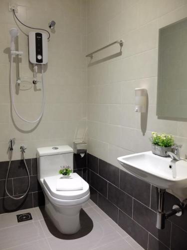 a bathroom with a shower and a toilet and a sink at SQUARE Inn in Taiping