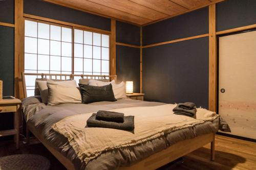 Een bed of bedden in een kamer bij Nozawa Gondola Apartments