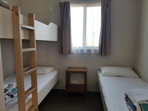Кровать или кровати в номере Canberra Carotel Motel