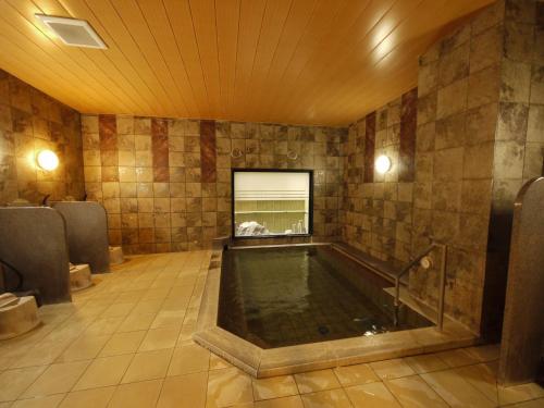 un jacuzzi en medio de un baño en Hotel Route-Inn Nagoya Imaike Ekimae, en Nagoya