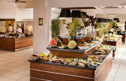 una linea a buffet con molti tipi diversi di cibo di Tusan Beach Resort - All Inclusive a Kusadası
