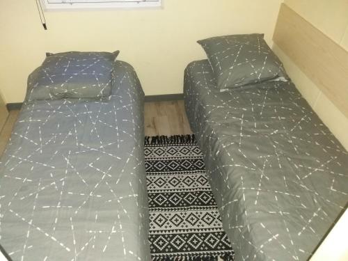 Ένα ή περισσότερα κρεβάτια σε δωμάτιο στο Gîte mobile home réaménagé à Ugine entre Albertville et Annecy