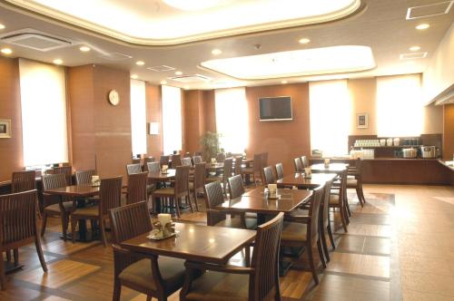 Un restaurante o sitio para comer en Hotel Route-Inn Ichinoseki Inter