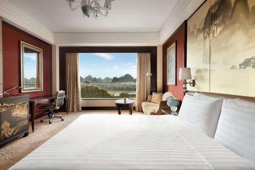 Ένα ή περισσότερα κρεβάτια σε δωμάτιο στο Shangri-La Guilin