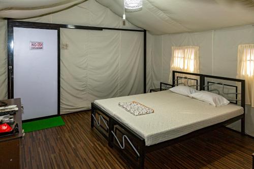 Postel nebo postele na pokoji v ubytování Tent-O-Treat Premium Rooms near Dapoli