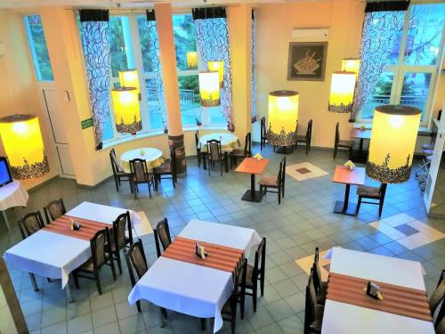 
Restauracja lub miejsce do jedzenia w obiekcie Hotel TIREST
