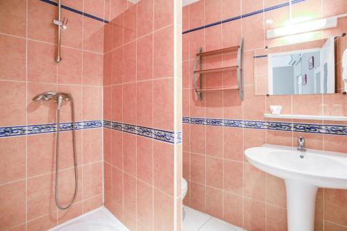 uma casa de banho com um chuveiro e um lavatório. em Le Provençal em Tarascon