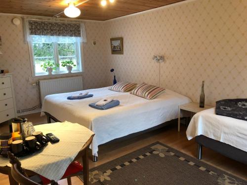 a bedroom with two twin beds and a window at Stakaberg Konferens & Gårdshotell in Halmstad