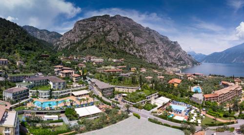 Vue aérienne d'une ville sur une montagne à côté d'une masse d'eau dans l'établissement Residence La Madonnina, à Limone sul Garda