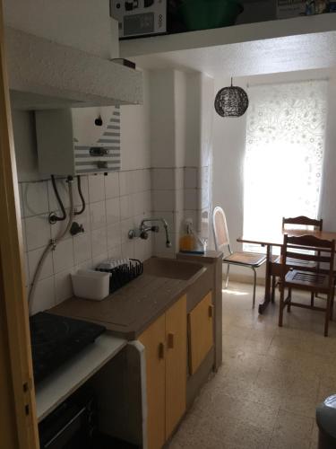 kuchnia ze zlewem i blatem w obiekcie Apartamento Alcobaca w mieście Alcobaça