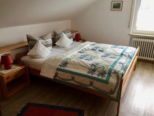 Кровать или кровати в номере Gästehaus Linde