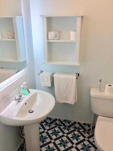 Ένα μπάνιο στο Derrin Guest House