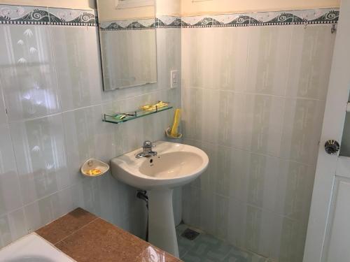 Bilik mandi di The One Home Đà Lạt