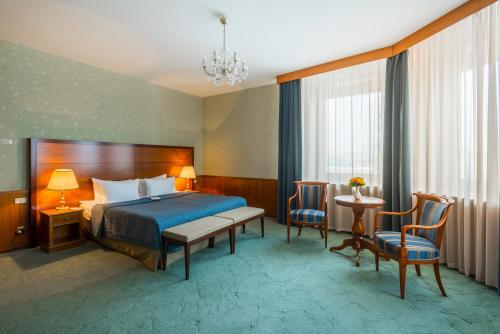Un pat sau paturi într-o cameră la President Hotel