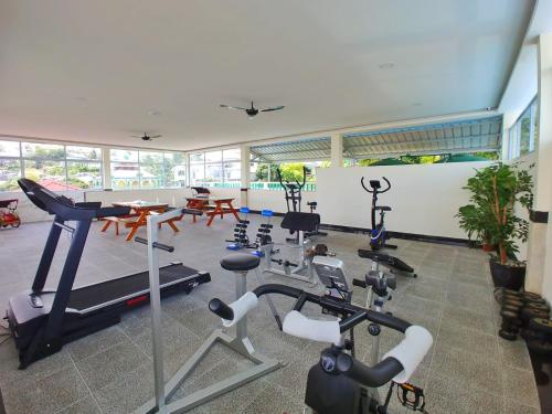 einen Fitnessraum mit Laufbändern und Trainingsgeräten in einem Zimmer in der Unterkunft Bintan Lumba Lumba Inn Hotel in Tanjung Pinang 