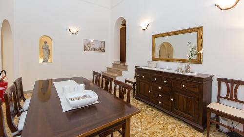 comedor con mesa y espejo en Atheneum by Rental in Rome, en Roma