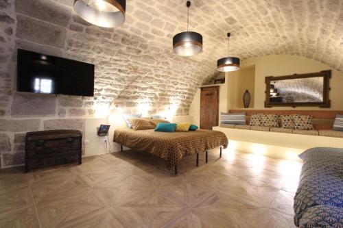 a room with two beds and a tv and a couch at Domaine des hauts de Vernon in Vernon