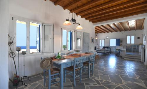 cocina con mesa y sillas en una habitación en Villa Areti, en Tinos