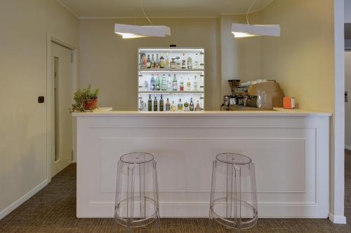 a kitchen with a counter with two bar stools at Best Western Hotel Crimea in Turin